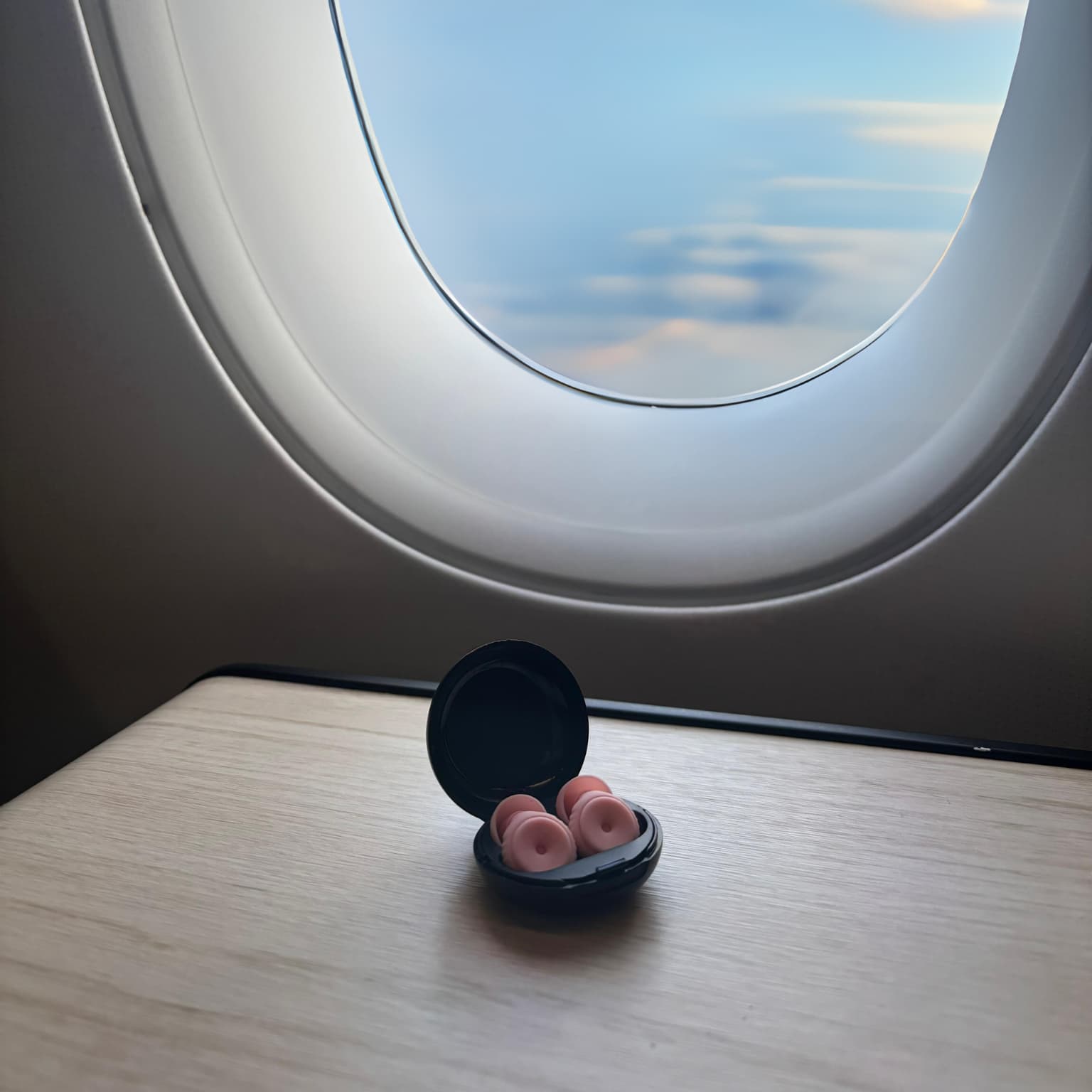 Tyyni Earplugs vaimentaa naapuriäänet ja kadun melun tehokkaasti.