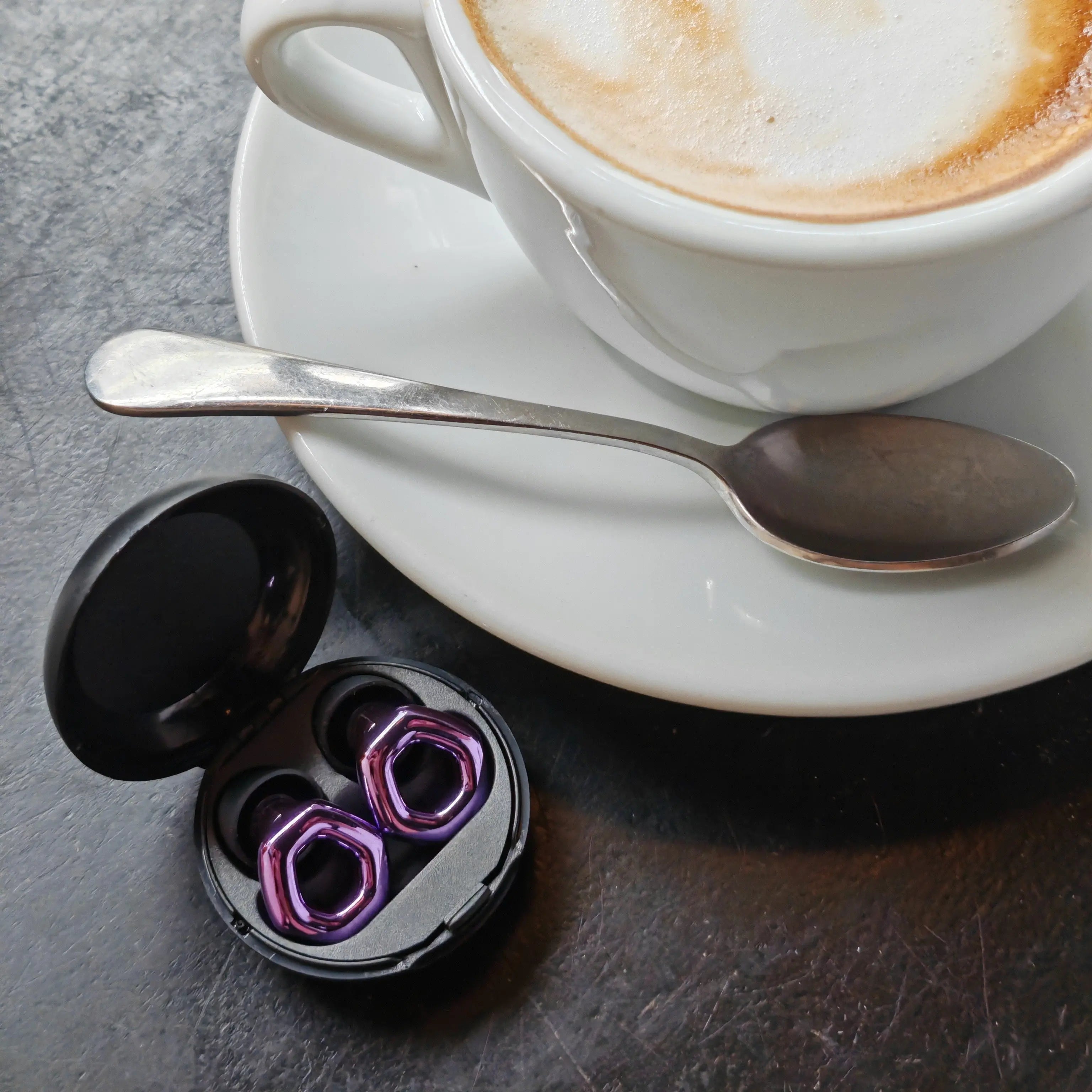 Tyyni Earplugs -korvatulpat auttavat saavuttamaan syvemmän, rauhallisemman ja katkeamattoman yöunen. Ne vaimentavat haitallisen taustamelun, kuten kuorsauksen, liikenteen ja kerrostalon äänet, mutta tuntuvat silti pehmeiltä ja mukavilta koko yön ajan. Erinomainen valinta herkkäunisille ja laadukasta unta arvostaville.