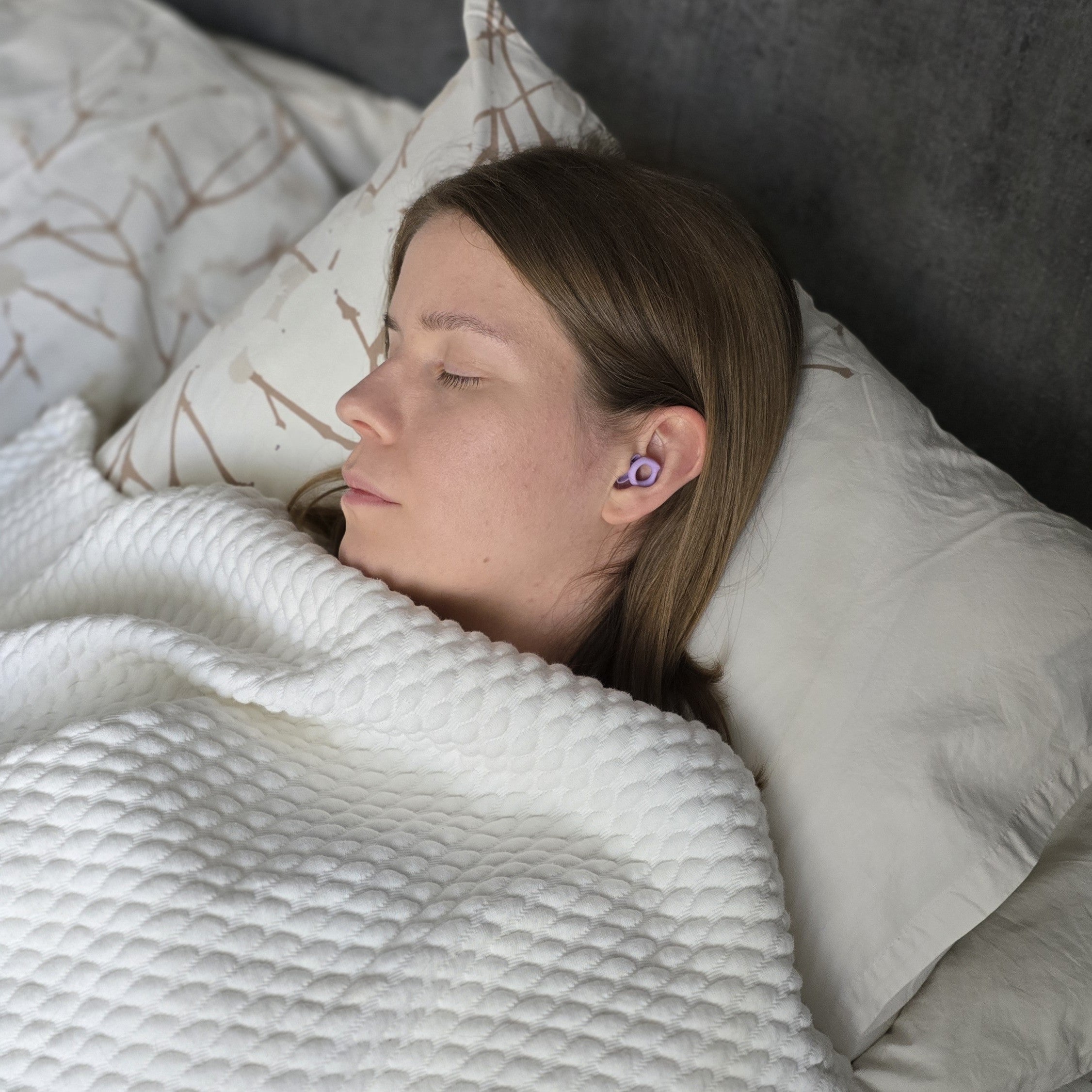 Tasainen vaimennus helpottaa tinnitystä ja rauhoittaa ympäristön ääniä.