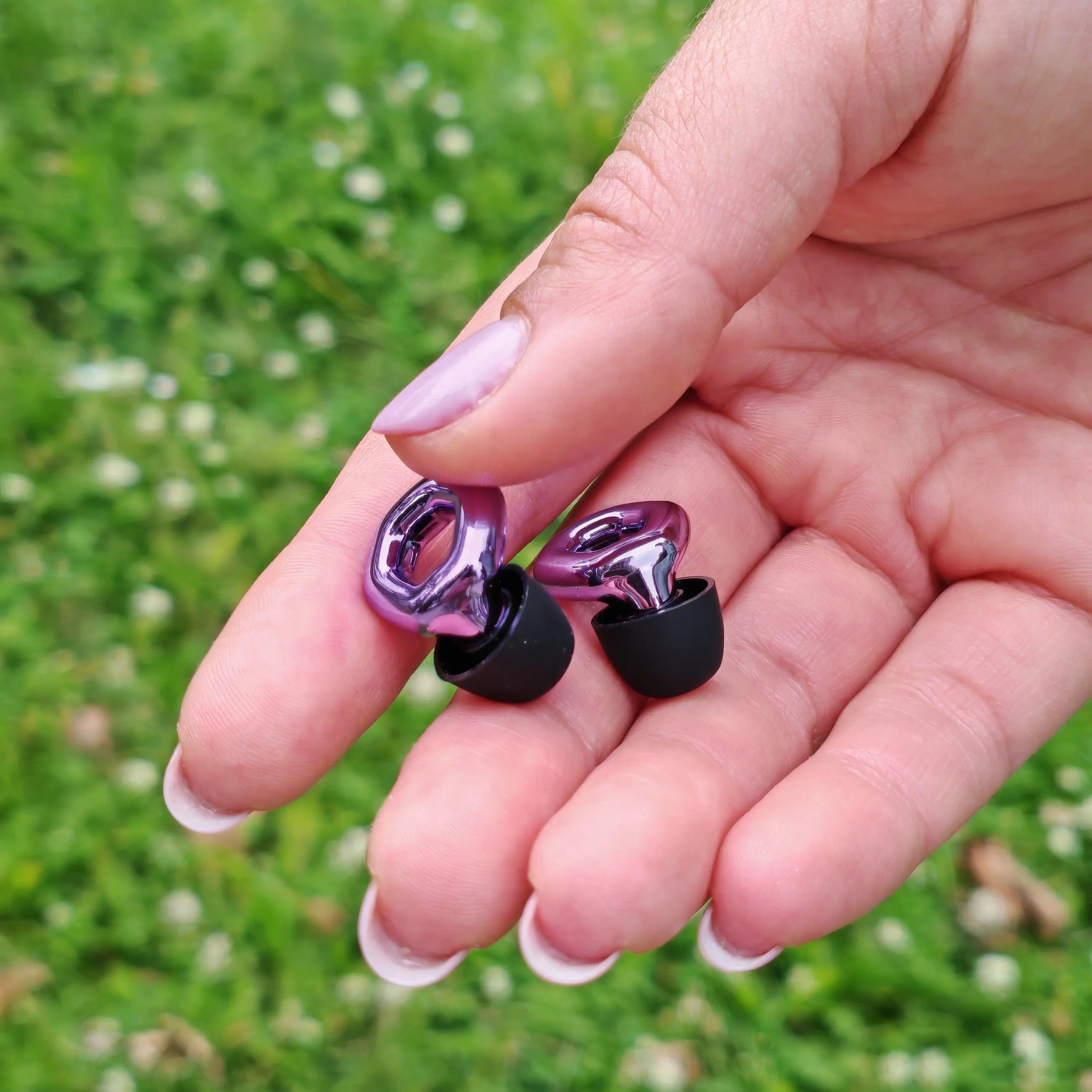 Tyyni Earplugs korvatulpat tarjoavat tehokasta melunvaimennusta konserteissa ja livemusiikkitapahtumissa säilyttäen äänenlaadun ja lisäten kuuloystävällistä mukavuutta illan ajan.