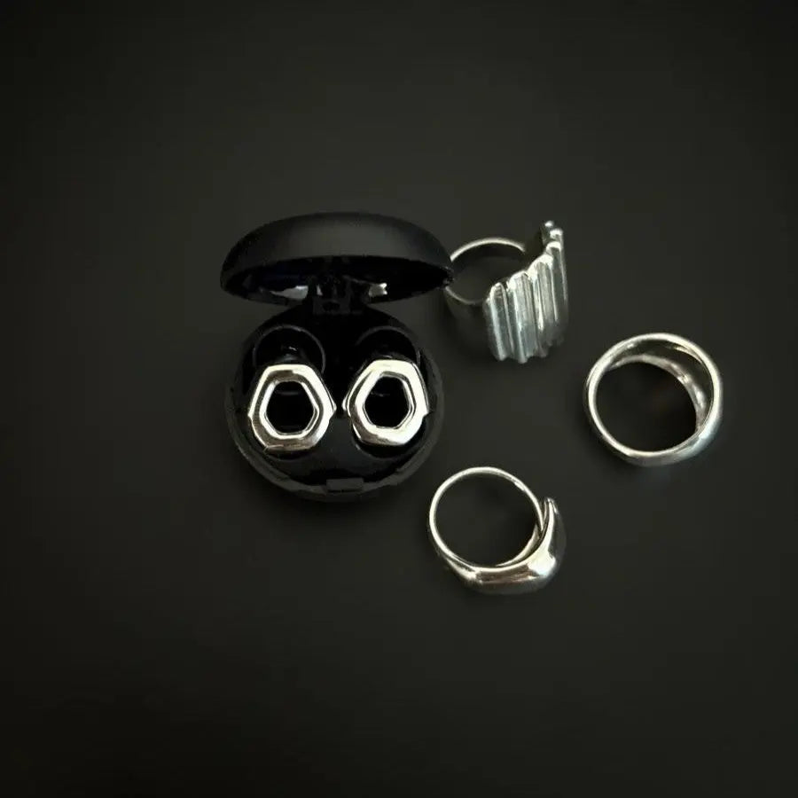 Tapahtumakäyttöön suunnitellut VIBE-korvatulpat vähentävät voimakasta melua ja tekevät äänimaailmasta miellyttävän ilman että musiikki menettää energiaansa. Kevyt ja tiivis muotoilu tekee niistä mukavat myös pitkillä konserttipäivillä.