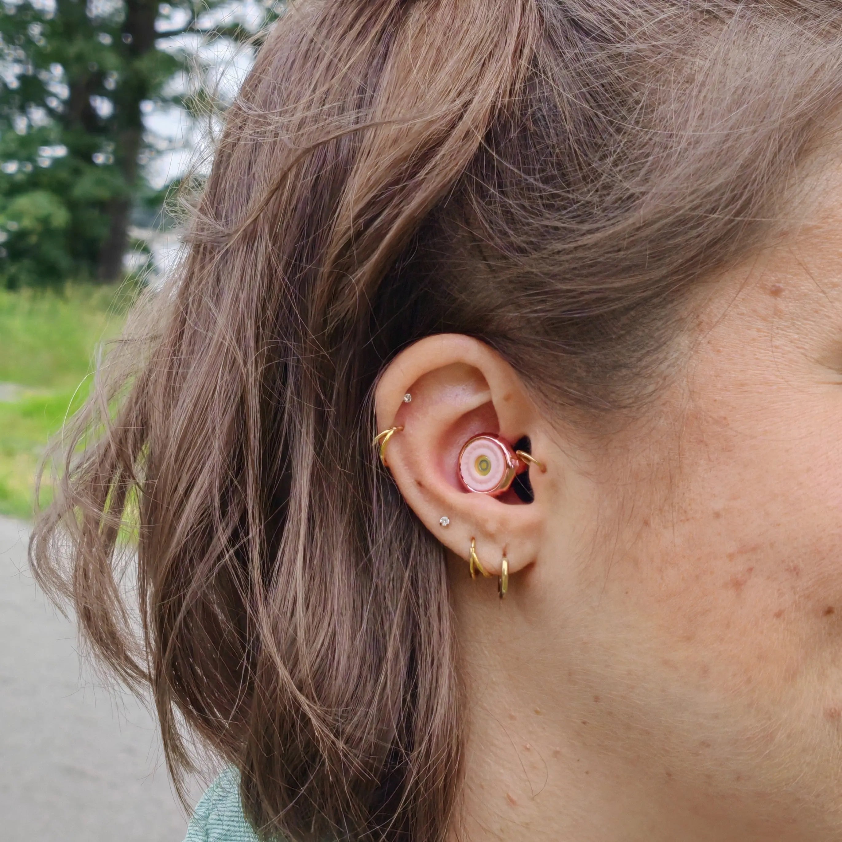 Aktiiviseen arkeen suunnitellut HUSH-tulpat pysyvät paikoillaan liikkuessa ja sopivat mainiosti treenaamiseen, ulkoiluun ja päivittäiseen melunsuojaukseen. Pehmeä materiaali muotoutuu korvaan ja tarjoaa miellyttävän käyttökokemuksen.