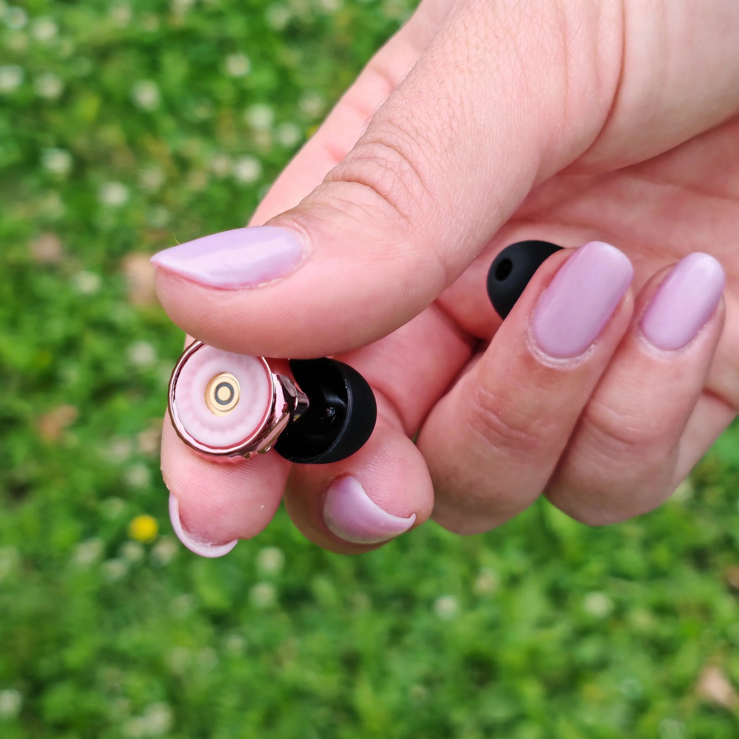 Herkkäkorvaisille käyttäjille kehitetyt HUSH-korvatulpat ovat valmistettu pehmeästä silikonista, joka ei ärsytä korvaa pitkässäkään käytössä. Ne tarjoavat lempeän mutta tehokkaan vaimennuksen arkeen, työskentelyyn ja rentoutumiseen.