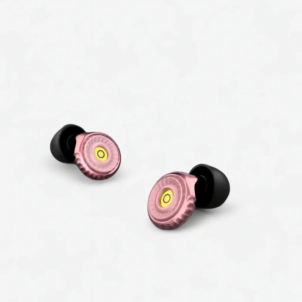 Pitkille festaripäiville sopivat HUSH-korvatulpat tarjoavat tasaisen ja lineaarisen vaimennuksen, joka ei vääristä musiikin sävyjä. Kevyt ja joustava muoto pysyy korvassa hikoillessakin, ja suojaa kuuloa koko päivän ajan.