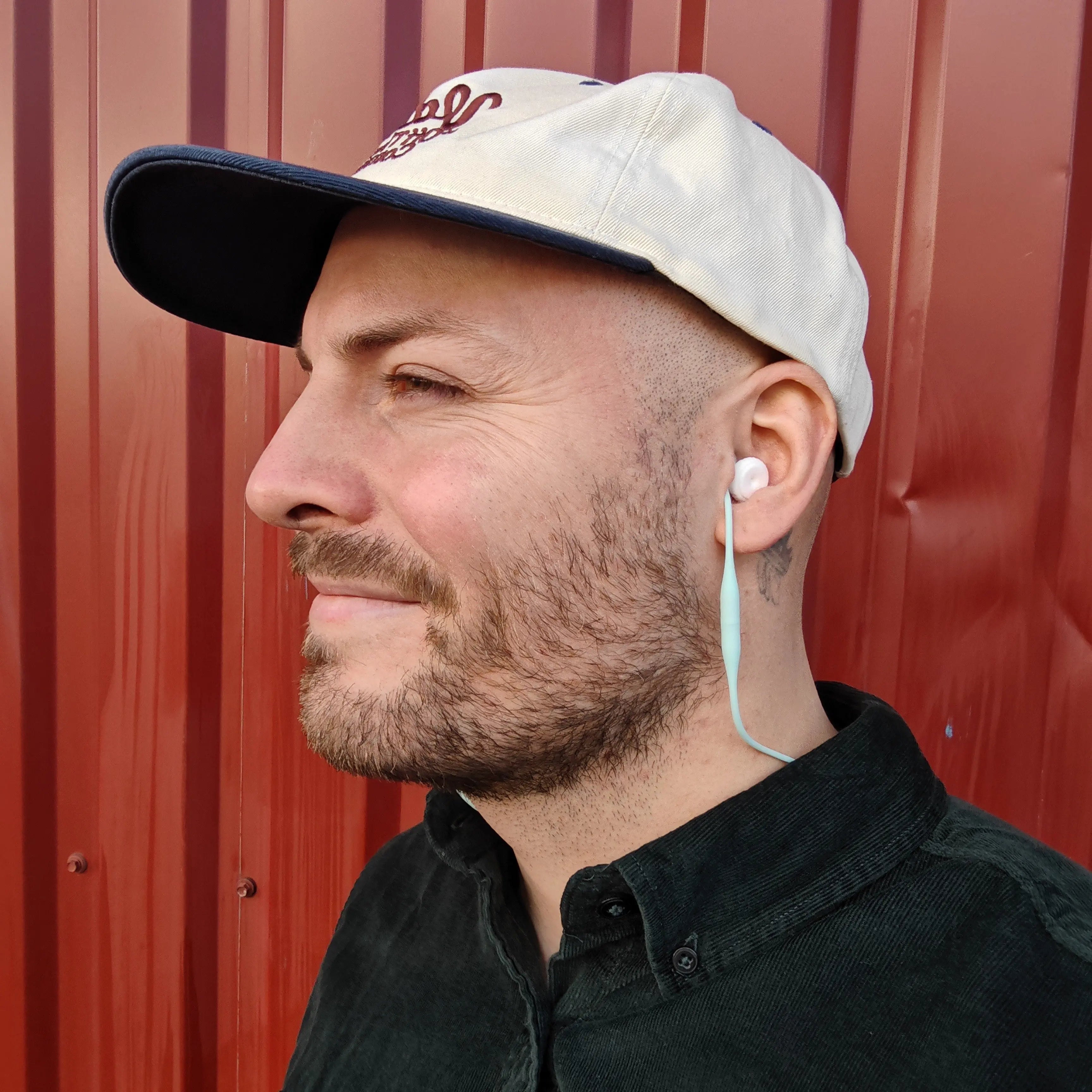 Premium-luokan kaulanauha yhdistää tyylikkään muotoilun ja ergonomisen rakenteen. Nauha on valmistettu pehmeästä, ihoystävällisestä materiaalista, joka tuntuu miellyttävältä kaulassa. Soveltuu tapahtumiin, messuille, työpaikoille ja arjen käyttöön.