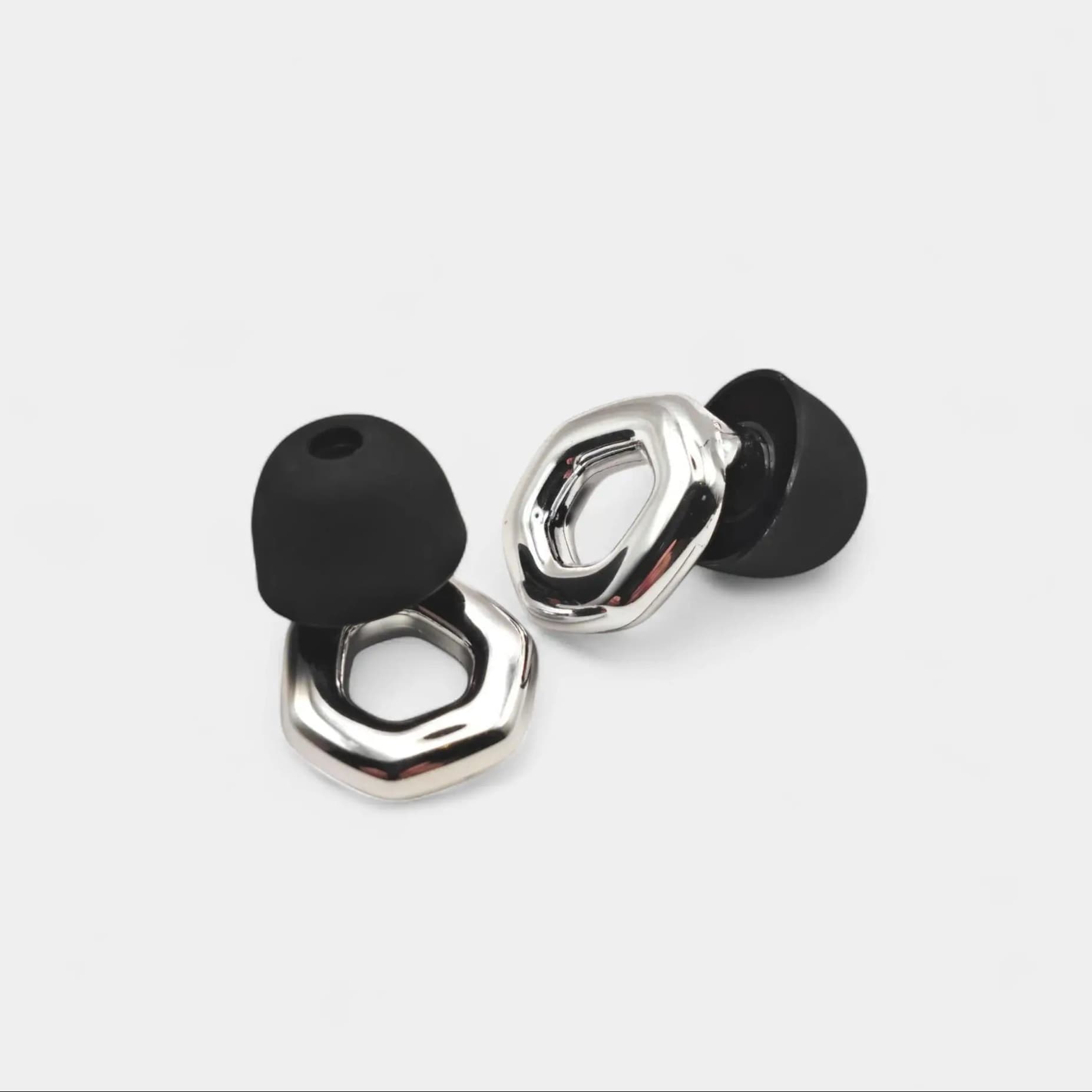 Kestävä vaahtomuovinen korvatulppa moottoripyöräilijöille melun vaimennukseen. Upeat hopeiset korvatulpat.